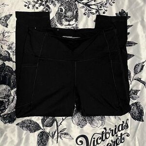 VS Victoria Sport knockout crop black leggings.